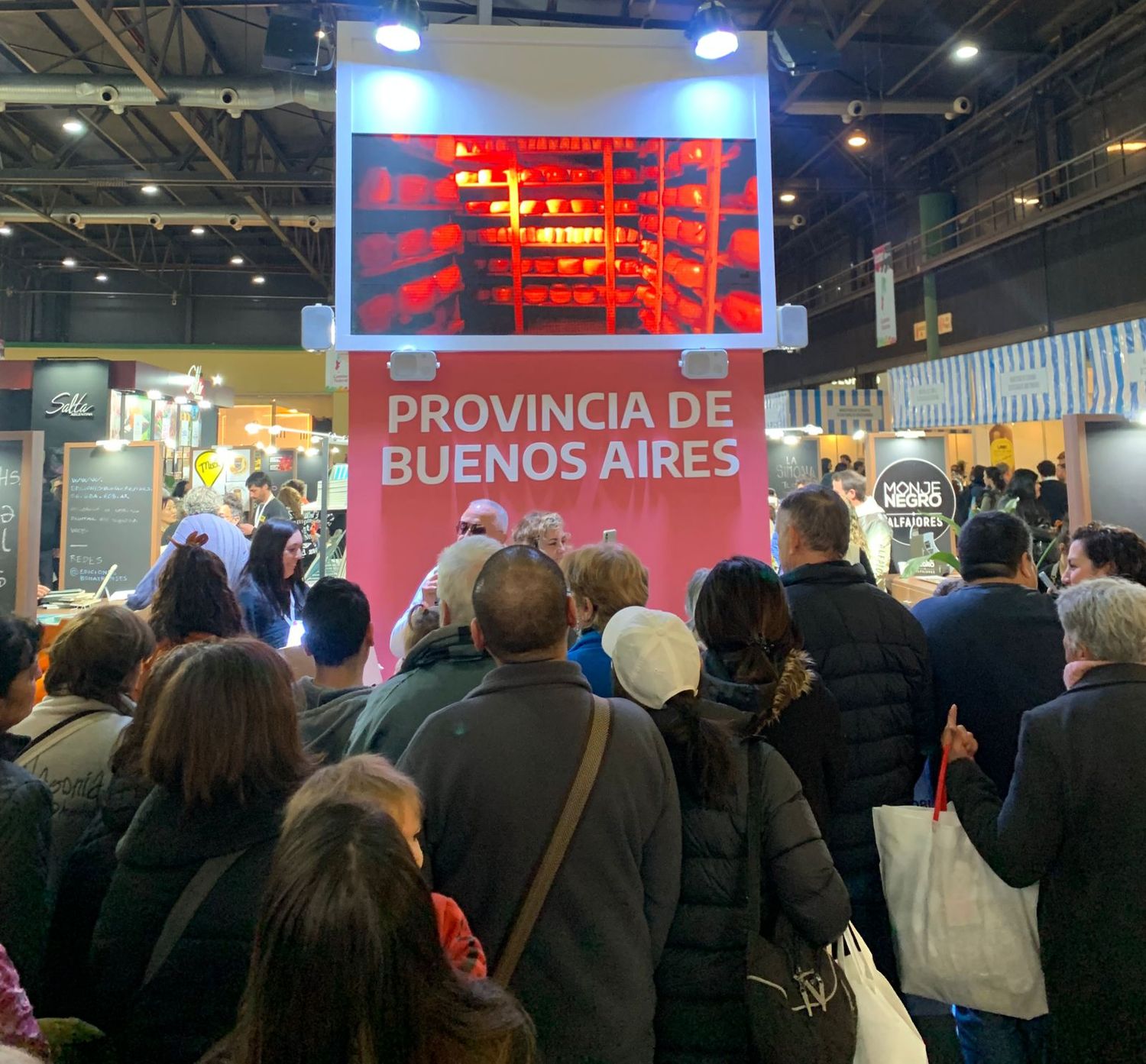 Caminos y Sabores: un stand de San Pedro con productos y recetas típicas para atraer turistas
