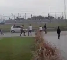 Brutal pelea con cuchillos y cintos a las afueras de una concesionaria