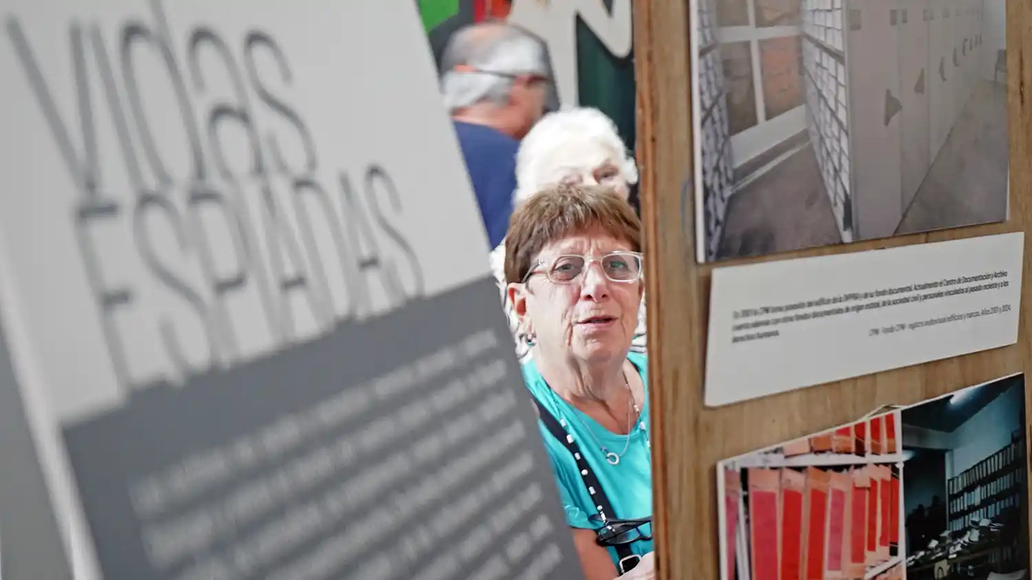 Vidas espiadas. Muestra en el hall de la Municipalidad