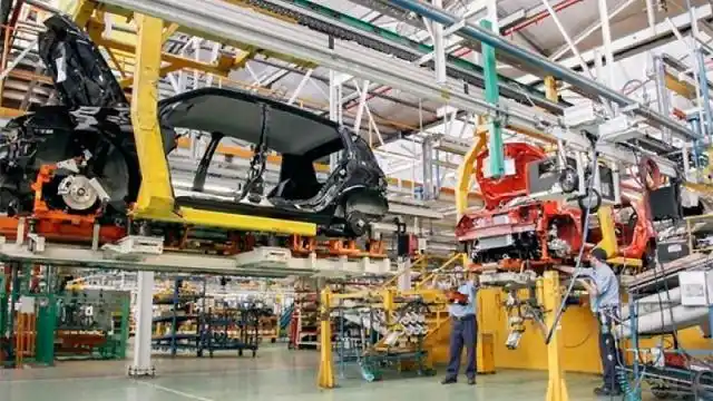 Renault suspende a 1.500 operarios y paraliza su producción esta semana
