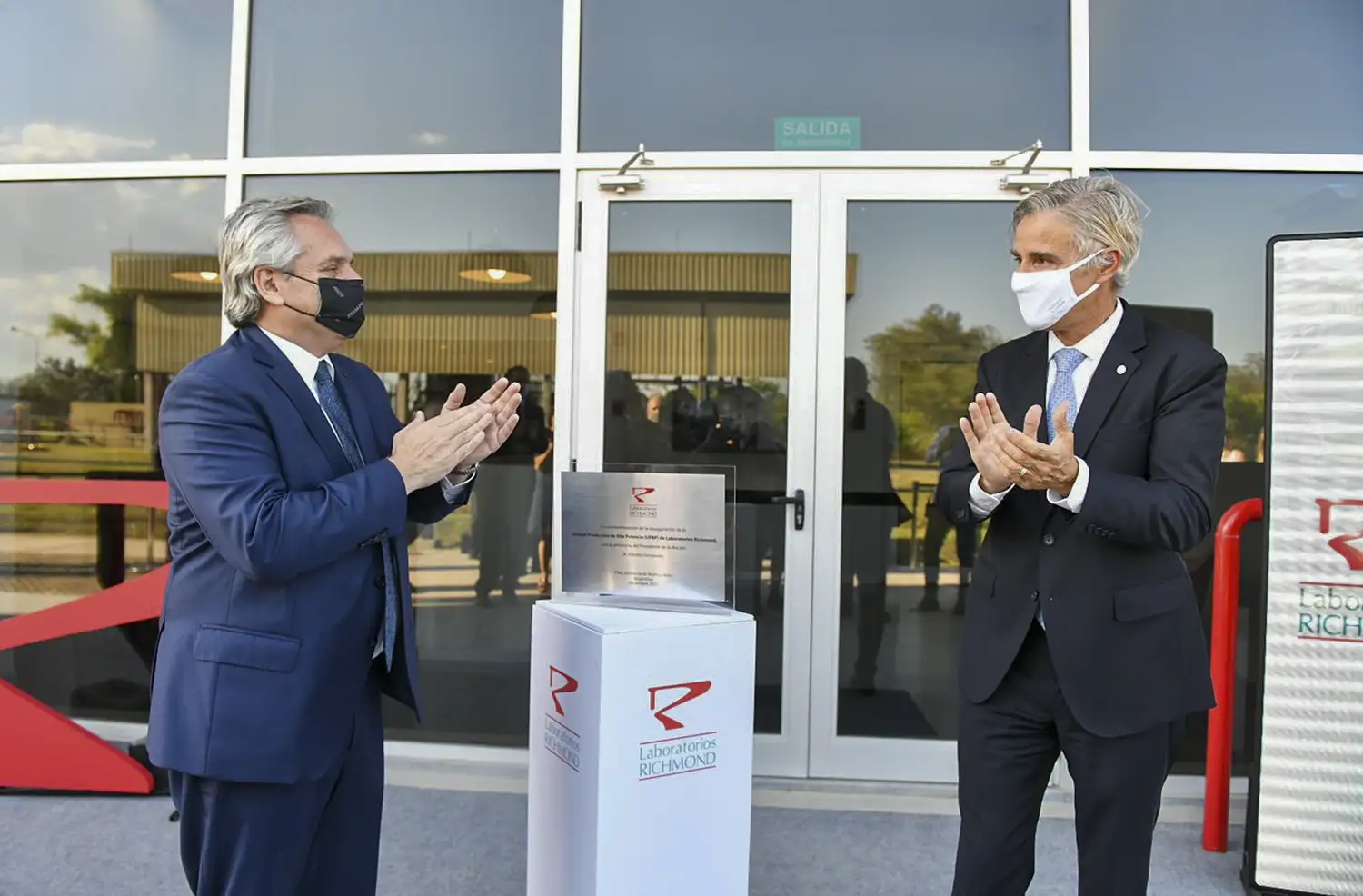 Alberto Fernández y el titular de Laboratorios Richmond, Marcelo Figueira.