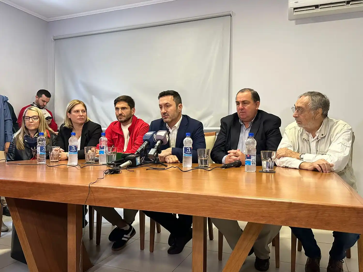 Gisela Scaglia, Maximiliano Pullaro, Luis Petri, Juan Pablo Poletti y Luis Brandoni, en rueda de prensa.