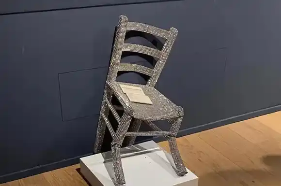 VIDEO | Insólito: un turista se sentó en "la silla de Van Gogh" y la rompió