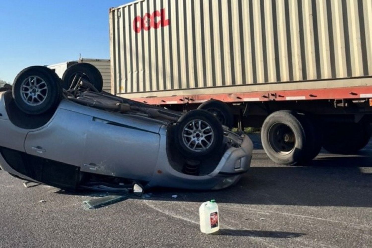 Una familia viajaba en una camioneta y terminaron volcando en la Circunvalación de Rosario