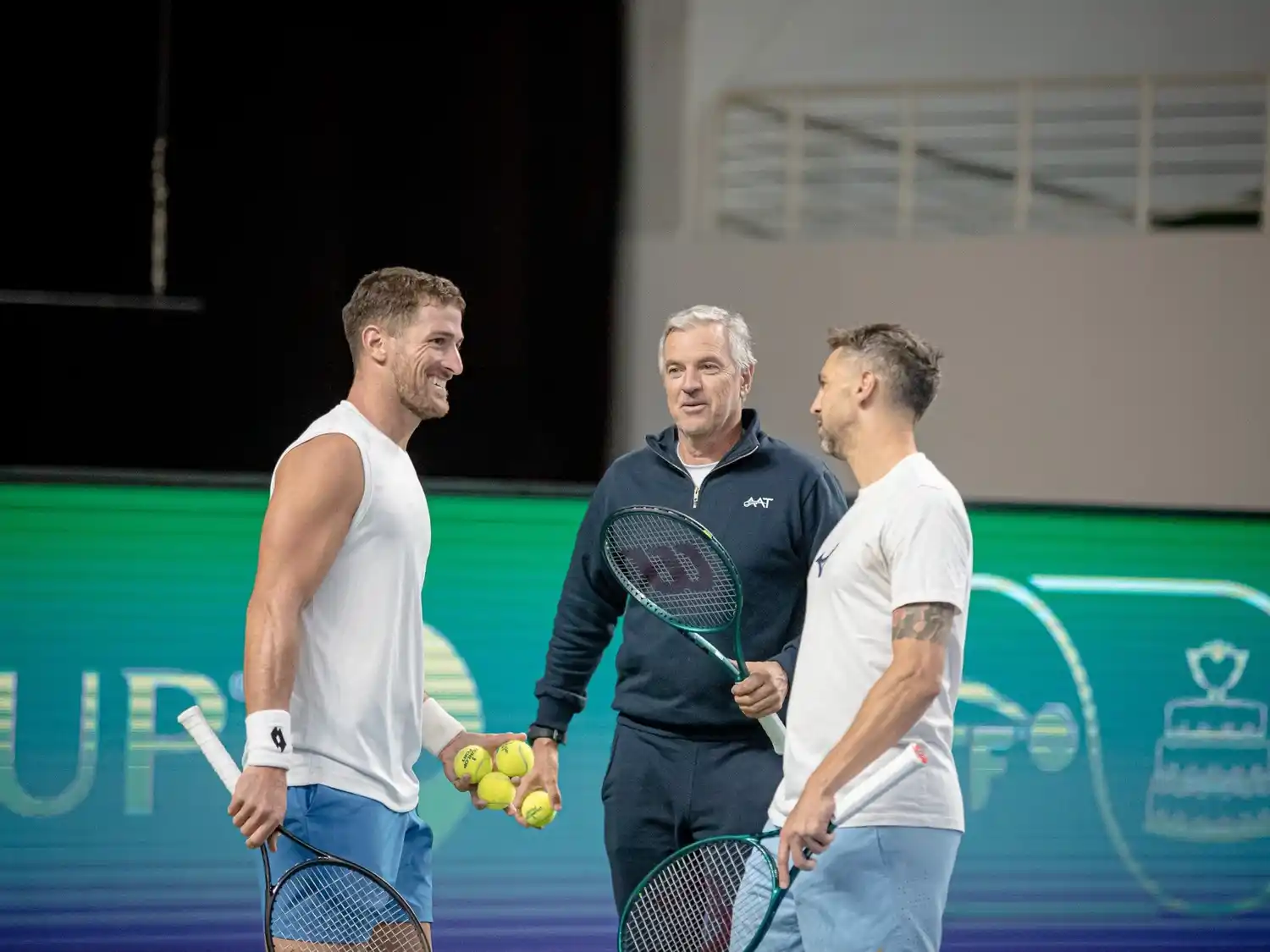 Frana, junto a la pareja de dobles, en una de las prácticas.