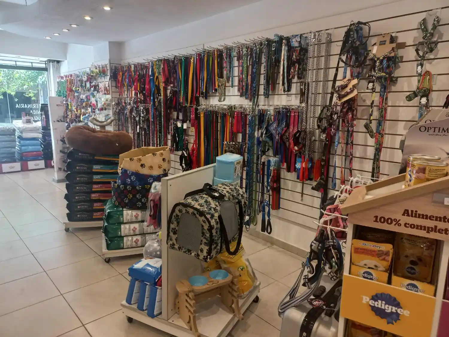 La gente dejó de comprar accesorios y se centra en los alimentos.