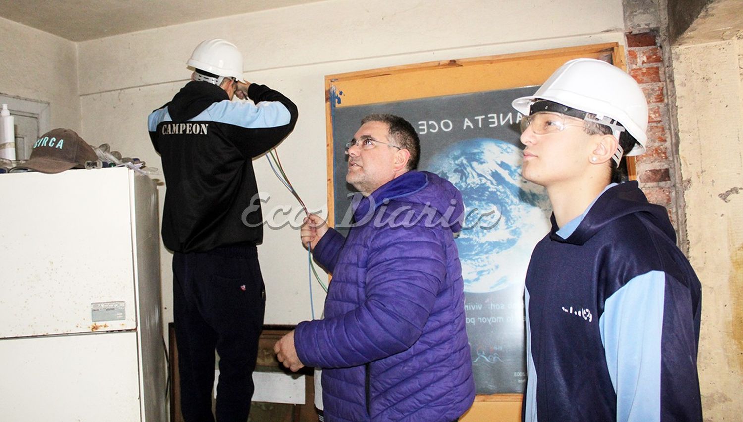 Instalación. Eléctrica llevan a cabo los alumnos en la estación Hidrobiológica