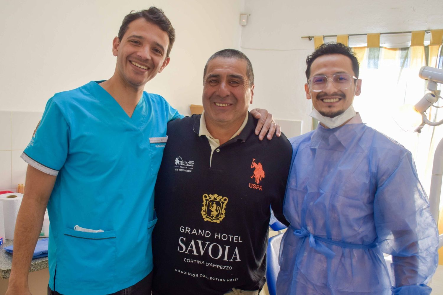 Doctores Jorge Escandriolo Nackauzi y Edwin Saldaña, junto a un paciente.