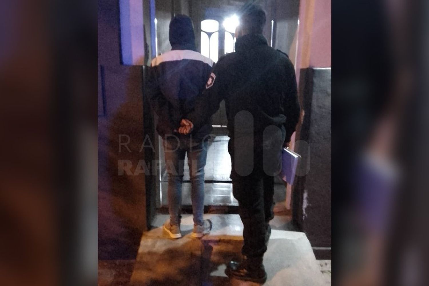 Sin pagar, se llevó un whisky de un kiosco: en plena requisa policial, confesó que ya se lo había tomado