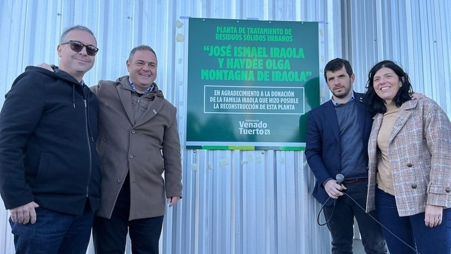 El intendente Chiarella junto a Juan Manuel, Leandro y Patricia Iraola, junto a la placa en reconocimiento a su gran aporte al proyecto de la planta. Foto: MVT