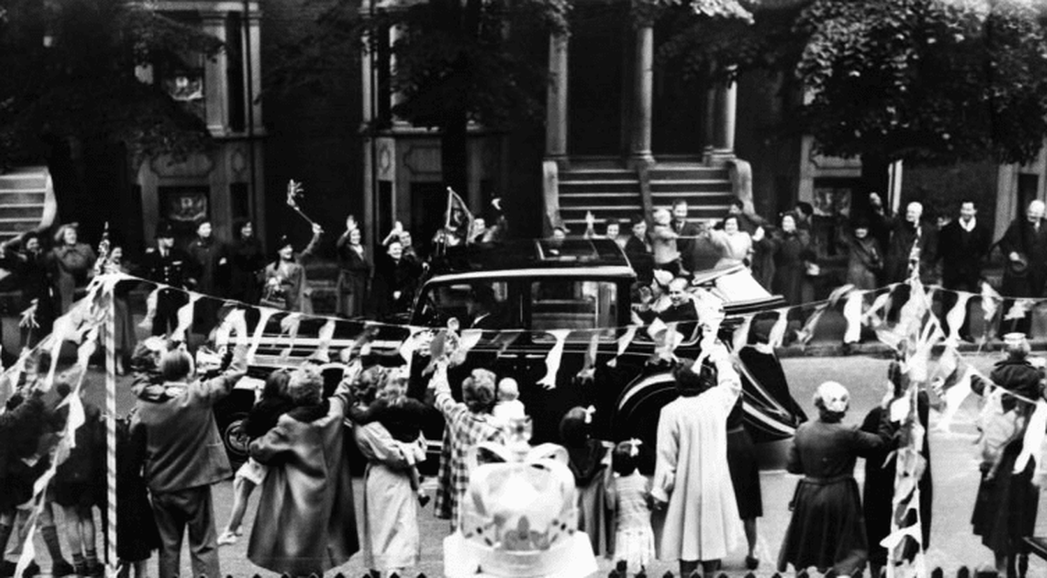 El día de la coronación de Isabel II el pueblo la acompañó en las calles.