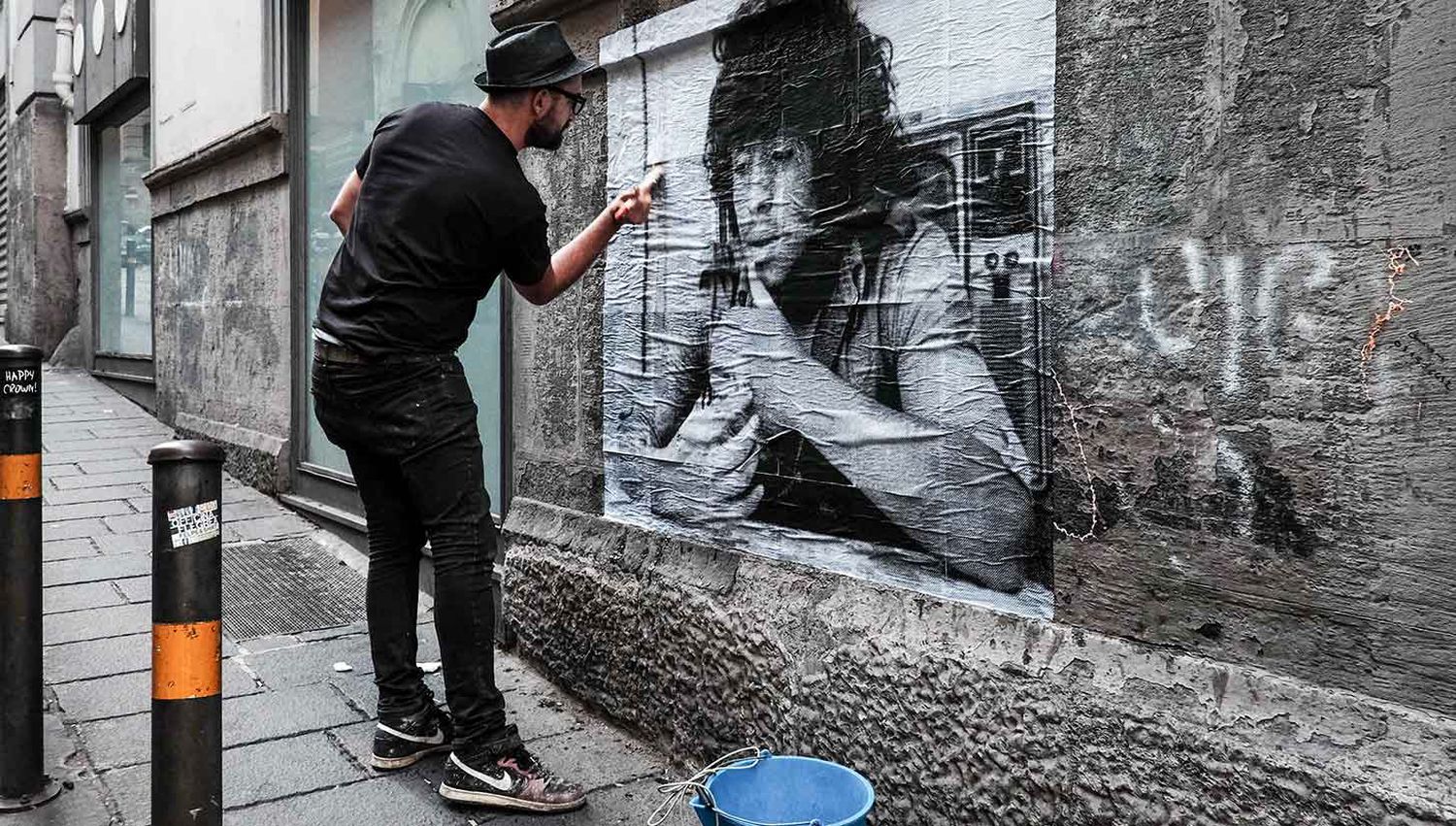 En plena acción. San Spiga pintando uno de sus murales en honor a Maradona