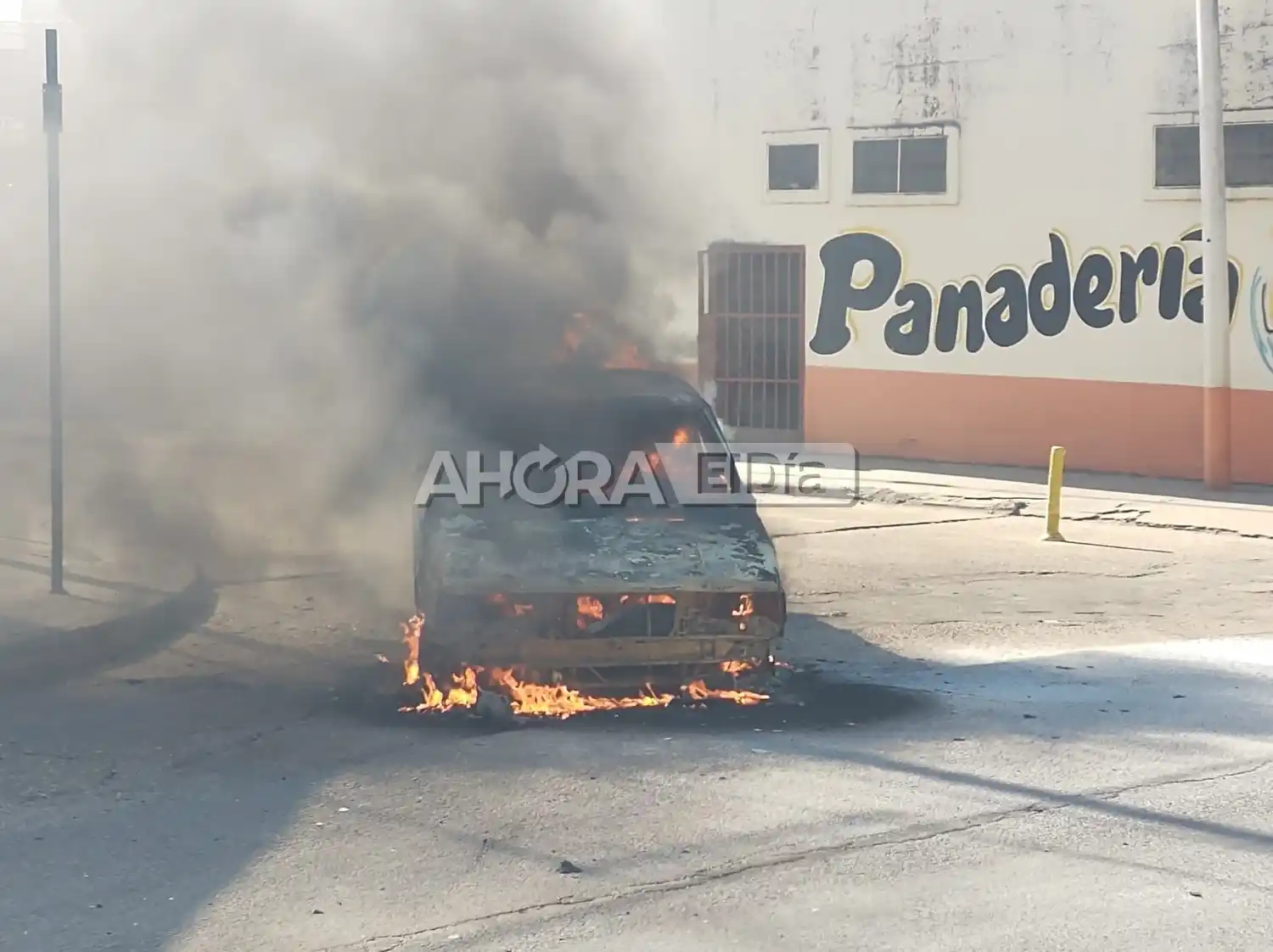 Se prende fuego un auto frente al Hospital Centenario