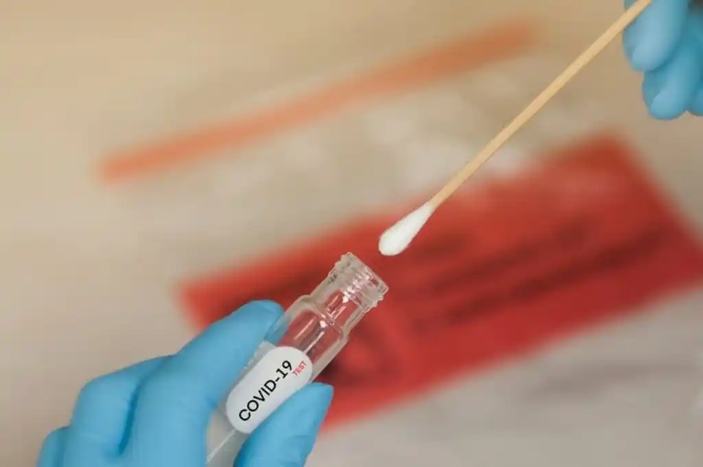 Facultan a las provincias a confirmar casos positivos sin la realización de un hisopado