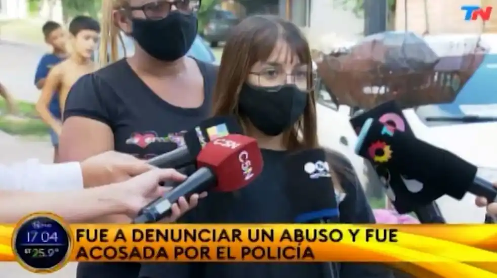 Una joven quiso denunciar a su novio por violencia de género y un policía quiso besarla y le dio su teléfono pasa salir