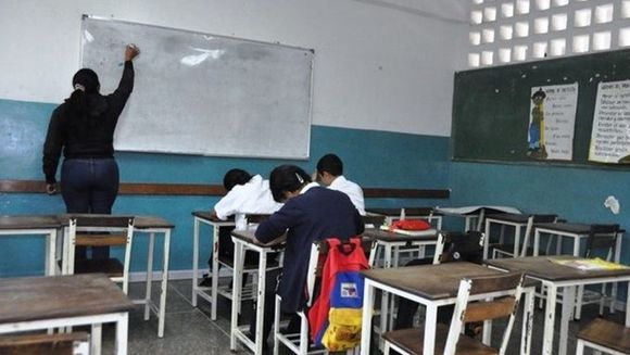 Maestros reportan baja asistencia en el regreso a clases: déficit de docentes será mayor este año