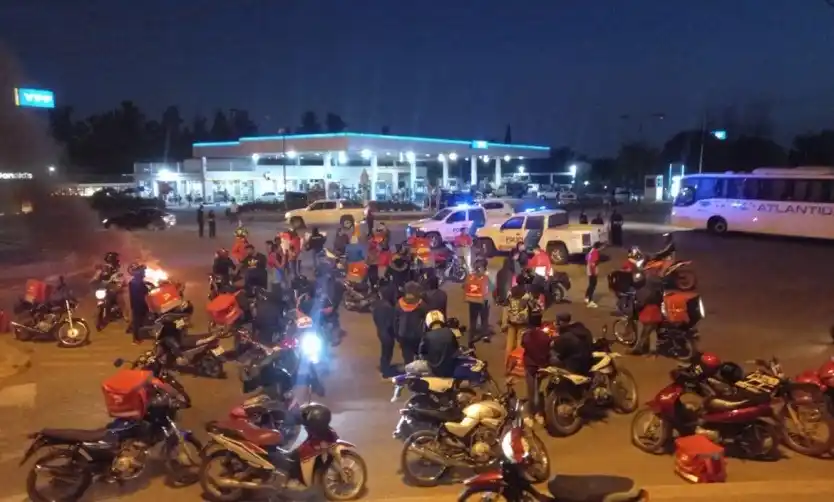 Un centenar de trabajadores de “Pedidos Ya” reclamaron medidas de seguridad en Pilar