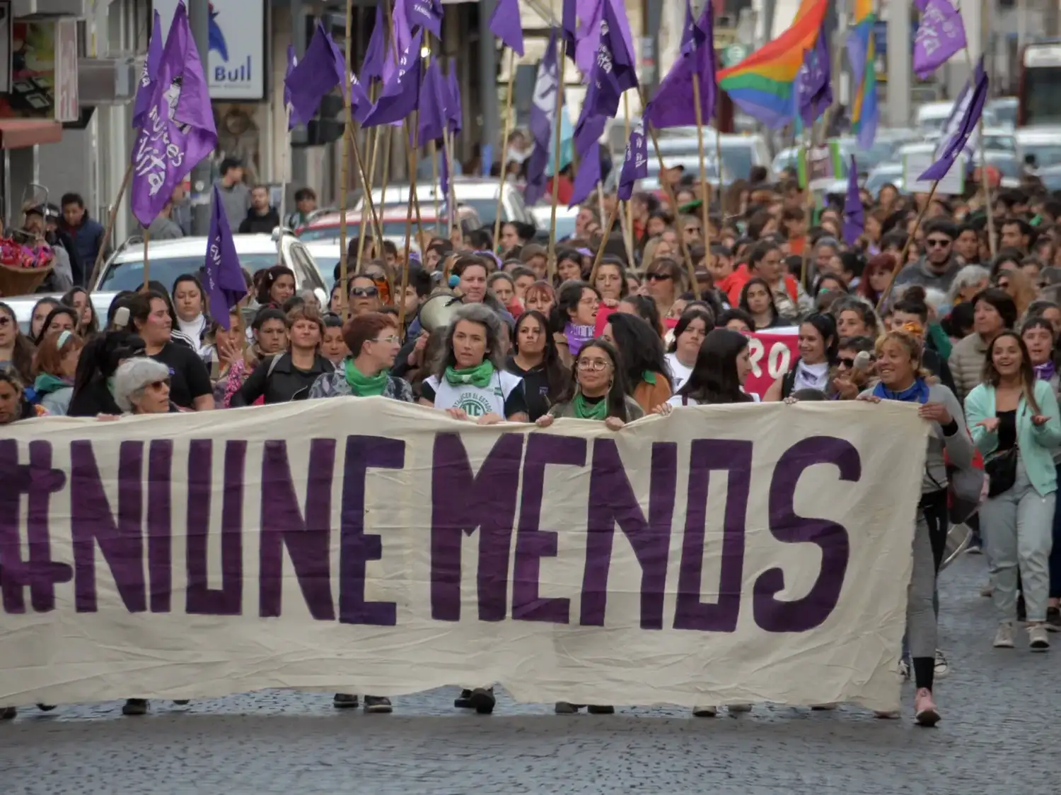 Representantes de los espacios que integran la Mesa, en una de las marchas #niunamenos