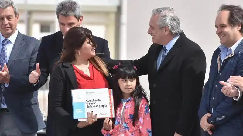 Fernández repudió el negacionismo y a 
la “casta económica que posterga desarrollo”