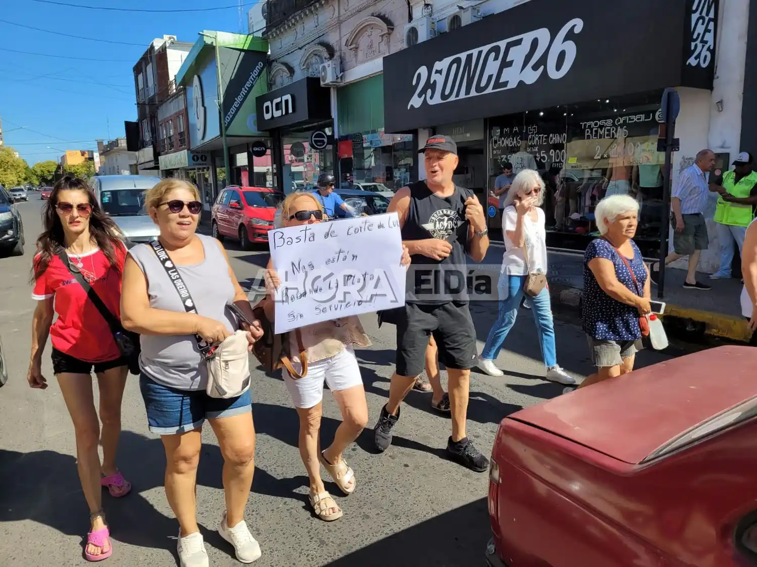 Vecinos marchan por el centro de la ciudad recriminando por los cortes de luz