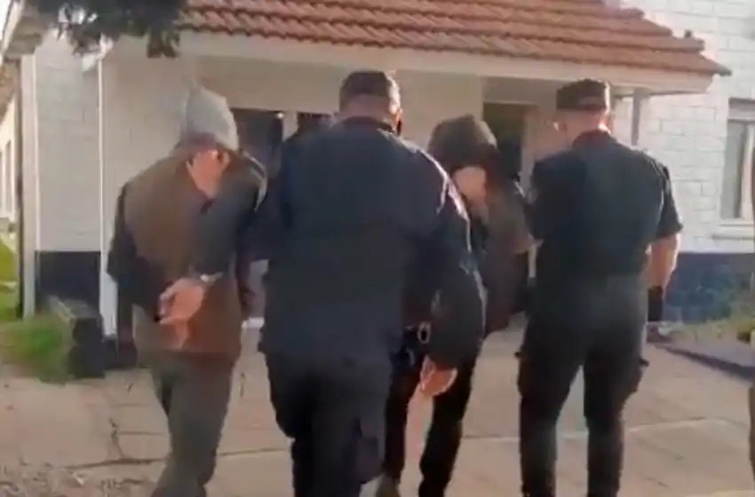 Huyen en moto robada e intentaron cortarle la cara a un policía con una cortapluma