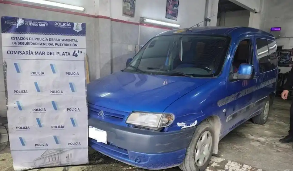 La camioneta Citroën Berlingo que fue recuperada por la Policía tras el intento de robo en el barrio San José. El vehículo fue restituido a su propietario.