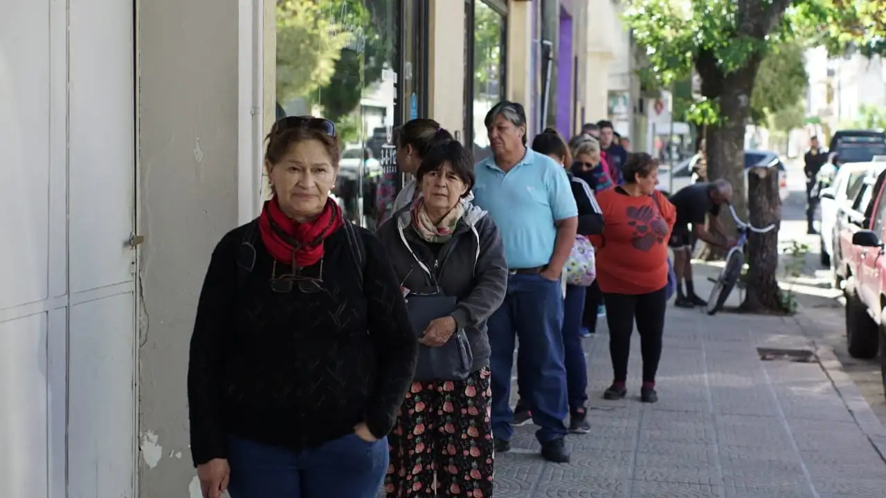 Por turnos y con DNI: el lunes vuelven a abrir los bancos
