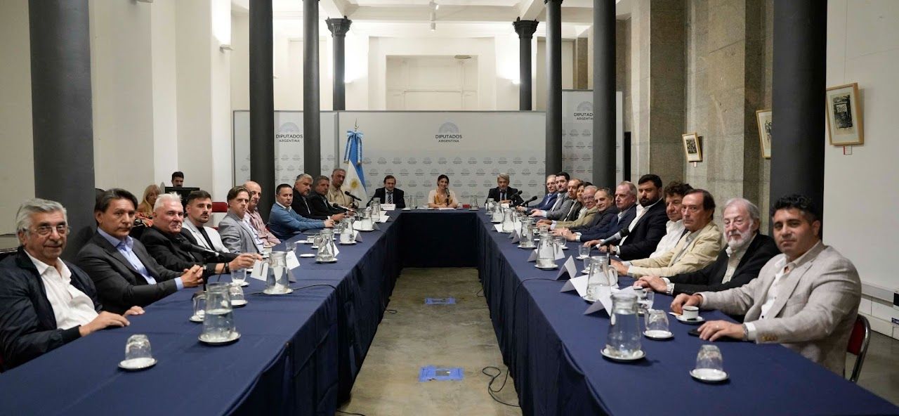 Luego de su imagen viral con el megáfono en Diputados, Marcela Pagano alza la voz por el manejo de fondos del INACAP