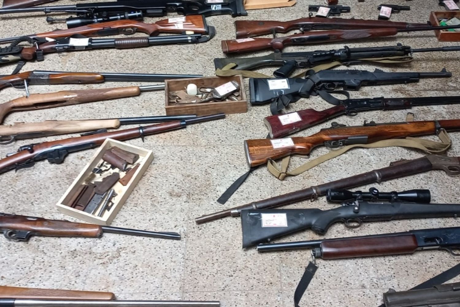 8 detenidos y más de 120 armas ilegales secuestradas: los resultados de la serie de allanamientos en Rosario