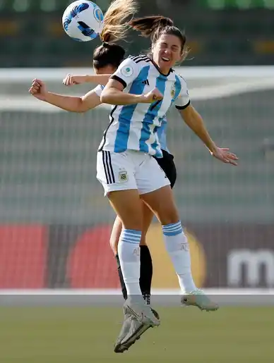 Núñez, en el juego aéreo durante Argentina-Uruguay.