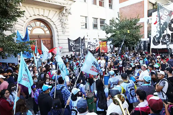 Protesta frente al Ministerio de Educación
