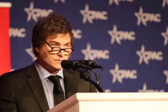 Milei aseguró que en 2025 “seguiré a full con la motosierra”