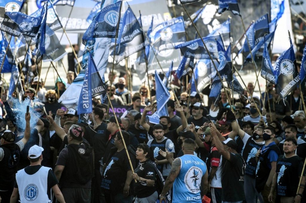 “Primero está la Patria”: la CGT, la CTA y organizaciones sociales marchan al Congreso