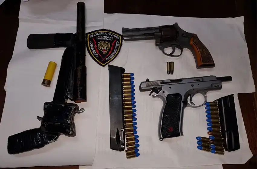 Doce detenidos, armas y un auto robado