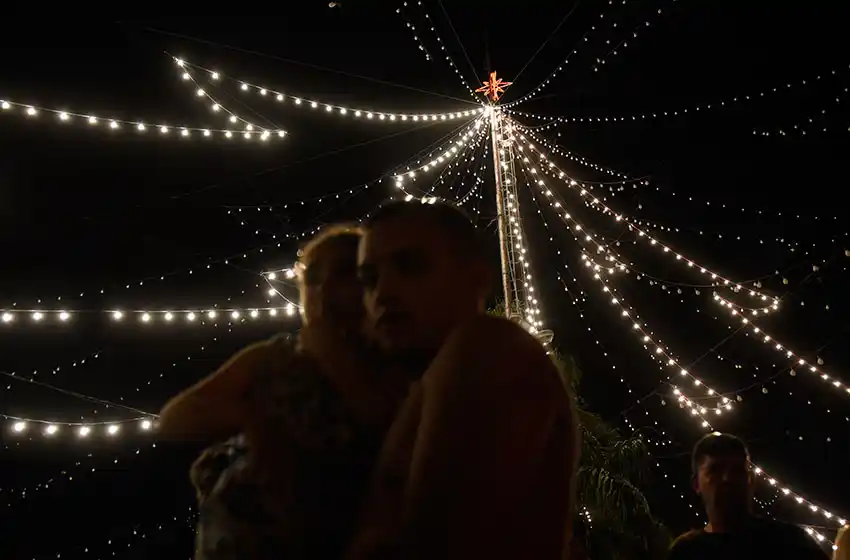 Con música en vivo, este domingo se enciende el arbolito en las Cuatro Plazas