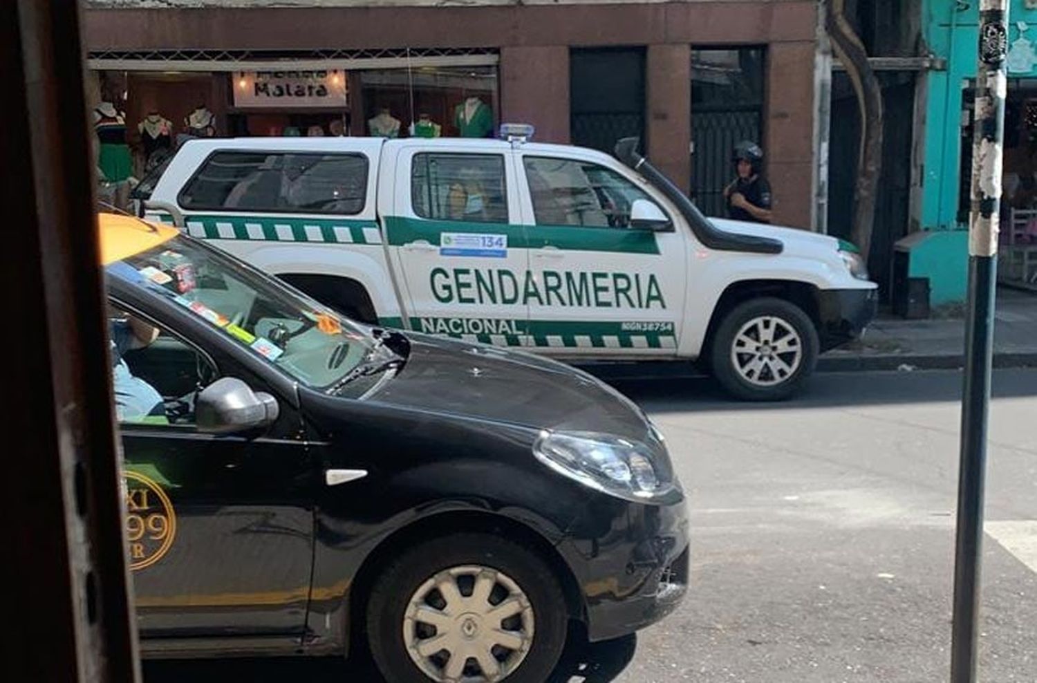 Tensión en el centro: comerciantes y automovilistas detuvieron a un hombre que intentó abusar de una joven