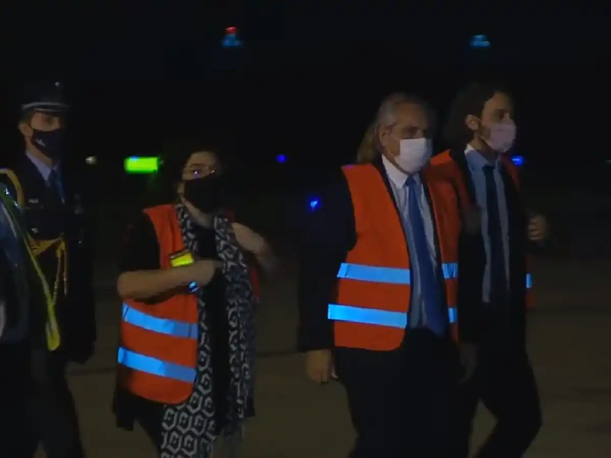 Fernández recibió a un avión que trajo al país un millón de vacunas chinas Sinopharm