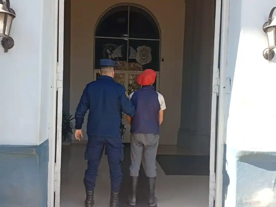 Drama familiar en la comisaría: violó la restricción, ocultaba un arma y quedó detenido