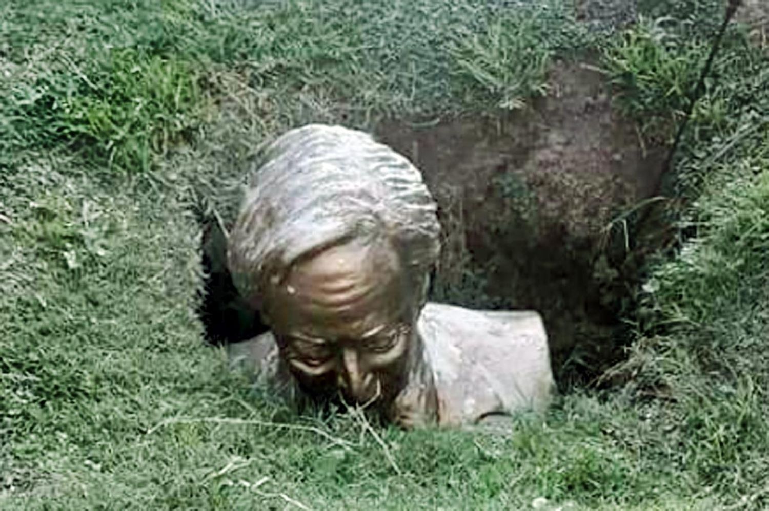 Roque Pérez: Identificaron al sujeto que destruyó el busto de Néstor Kirchner y deberá pagar los gastos