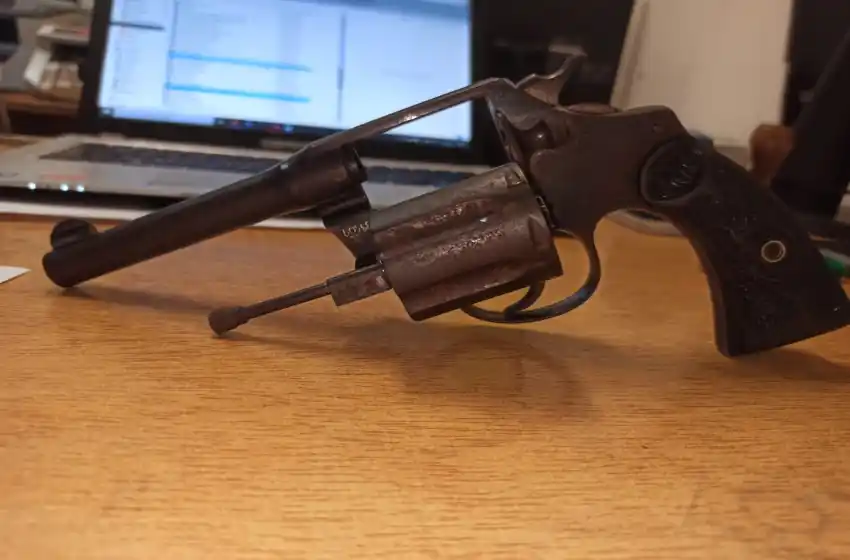 Buscaba a su hija de 16 años y la policía la encontró con un hombre que tenía un arma y una millonaria suma