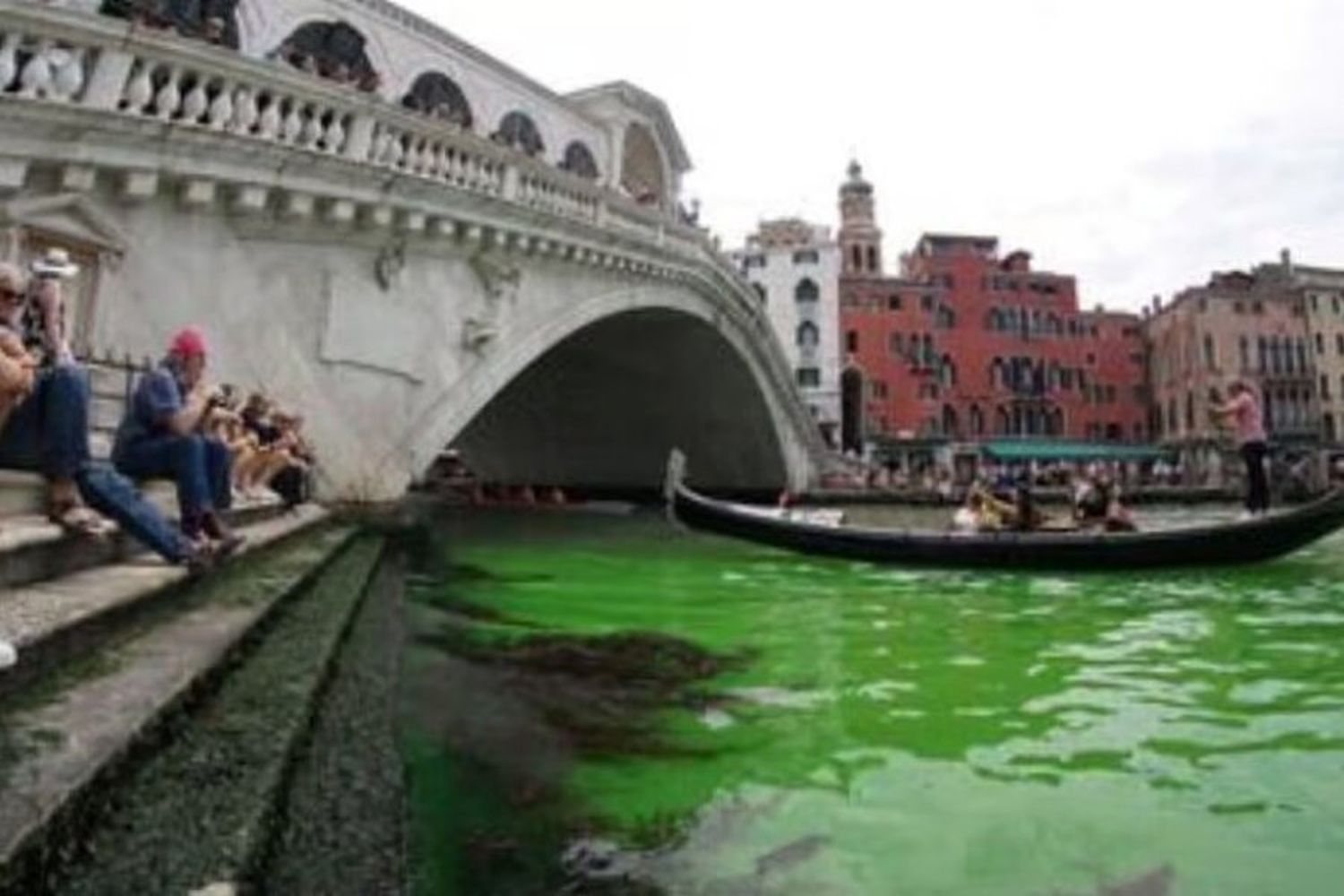 La mancha verde brillante apareció en las primeras horas de este domingo