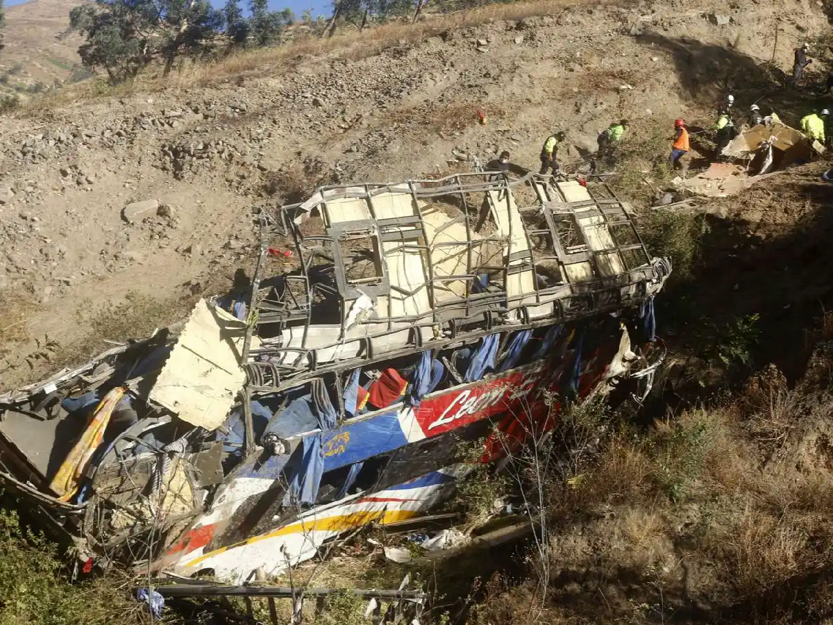 Perú: al menos 29 muertos al caer un colectivo al precipicio