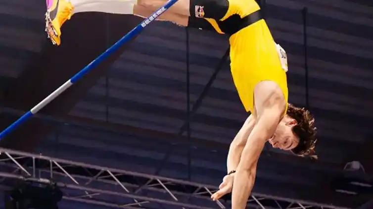 Armand Duplantis volvió a superar el récord mundial absoluto de salto con garrocha