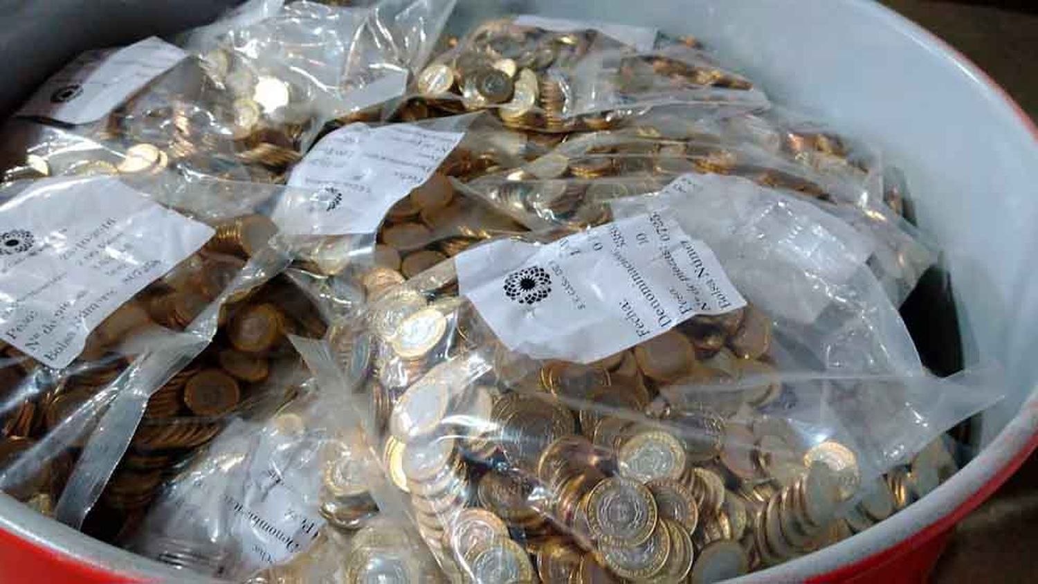 El BCRA vende 1.500 tambores repletos de monedas que solo valen por el precio del metal