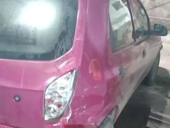 Choque entre automóvil y ciclomotor