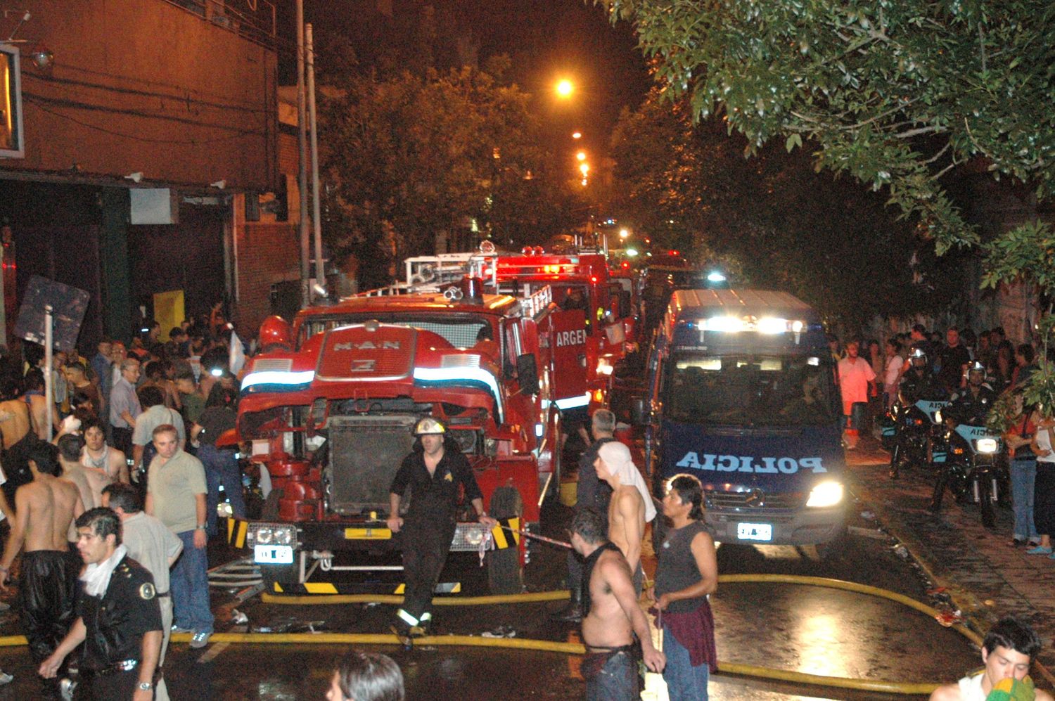 El incendio resultante dejó 194 muertos y 1432 heridos.