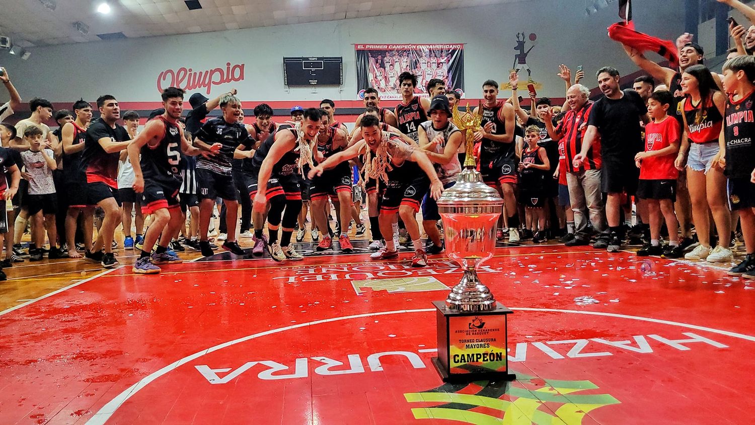 El festejo con la copa de campeones. Foto: Radio Jota.