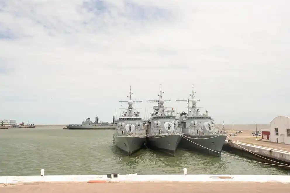 Encuentran 140 kilos de cocaína flotando en bolsos sobre el agua frente a una base de la Armada en Bahía Blanca