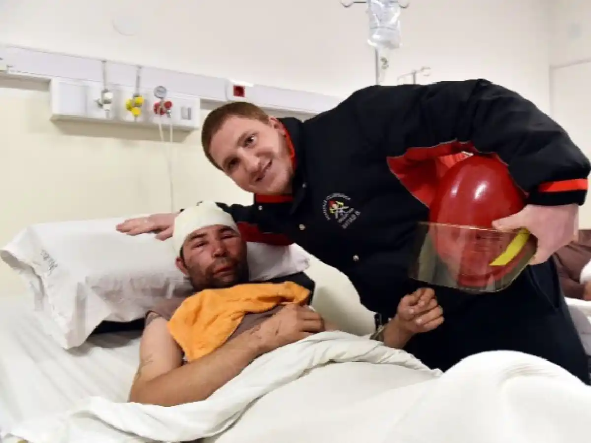 El bombero que nunca le soltó la mano, ni en el hospital