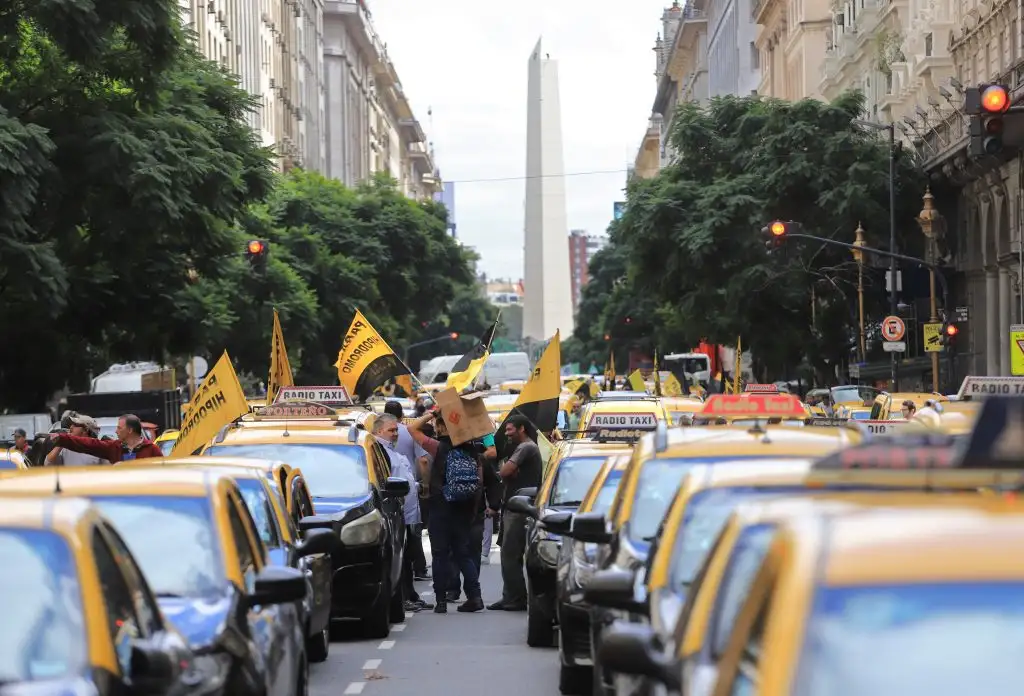 Taxistas porteños protestaron en el centro contra Uber y Cabify